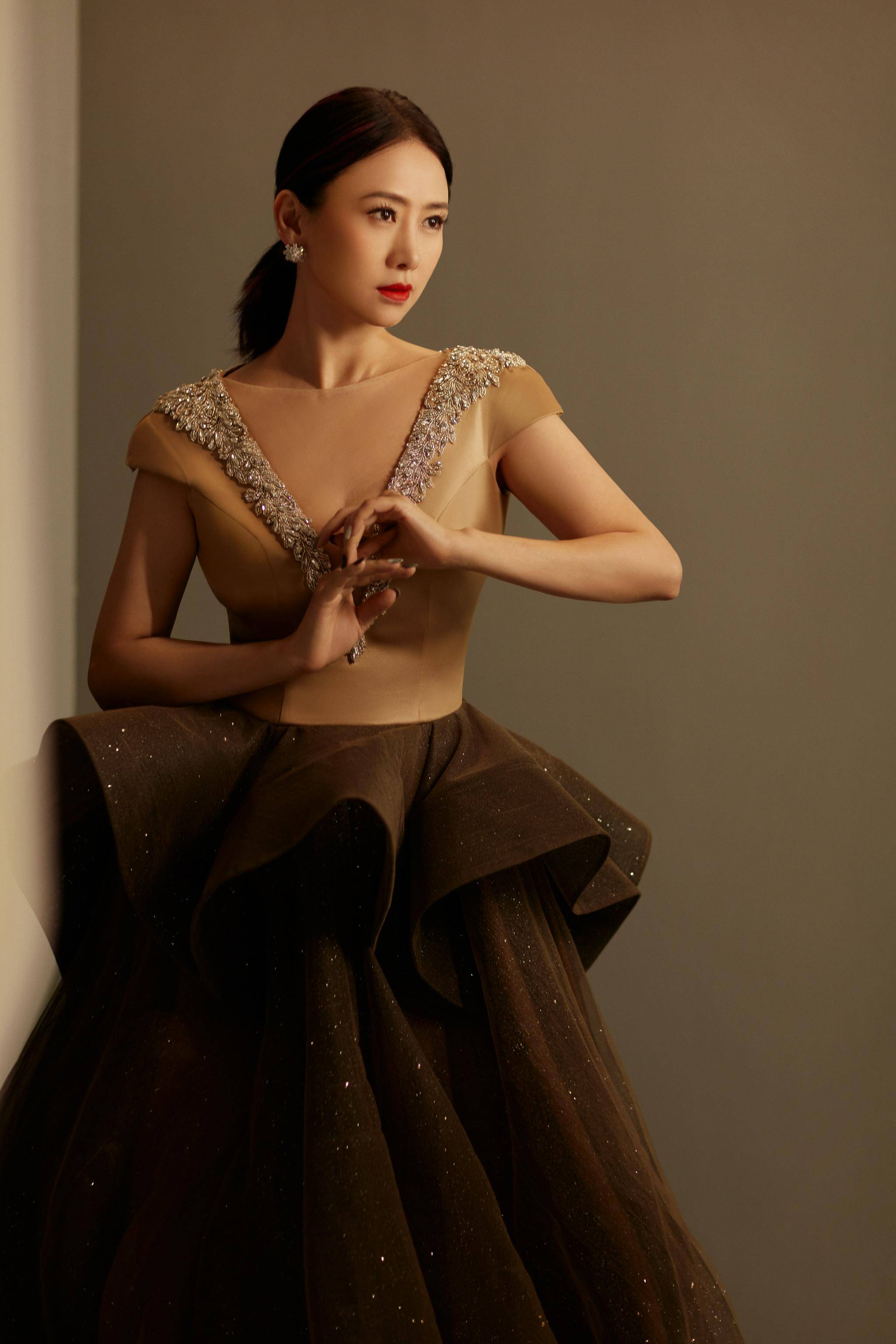 曝光全新冻龄大片,坦言心态是"冻龄"秘诀……_翁虹_年龄_评价