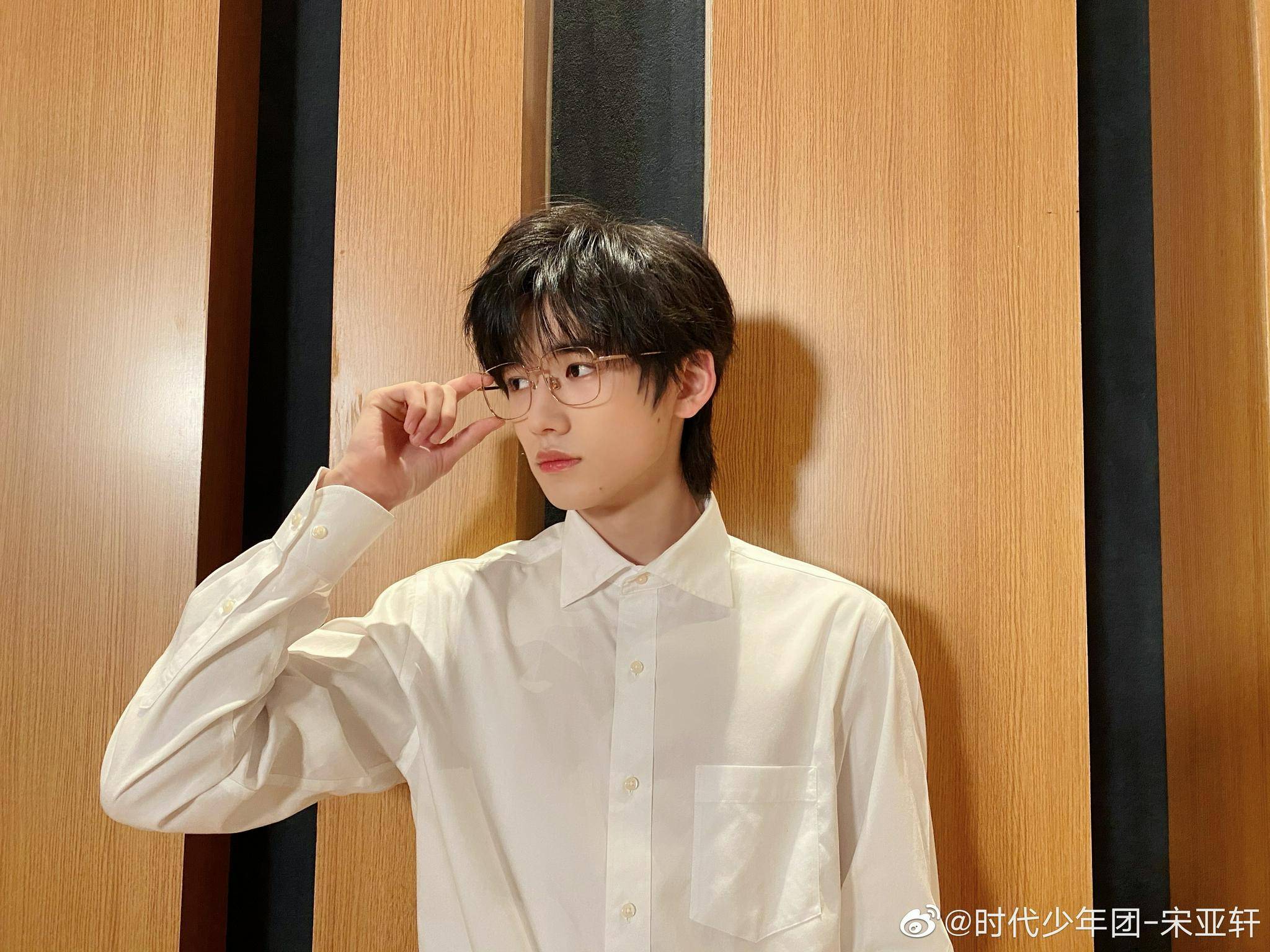 宋亚轩更新白衬衫金丝眼镜随拍搜索锁定