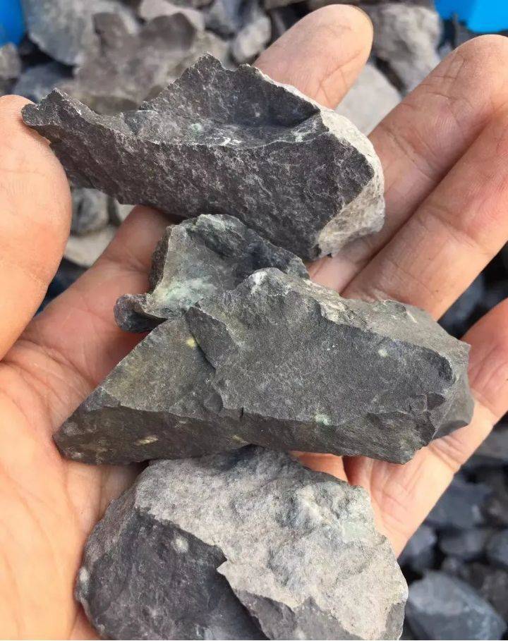 而底槽青的矿石,外观呈紫红色,紫中泛红,质地坚硬,分布着浅绿色"鸡眼"