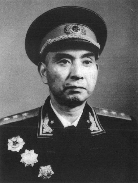 1957年7月的一天中午,志愿军司令员杨勇上将,乘坐一辆吉普车,风驰电擎