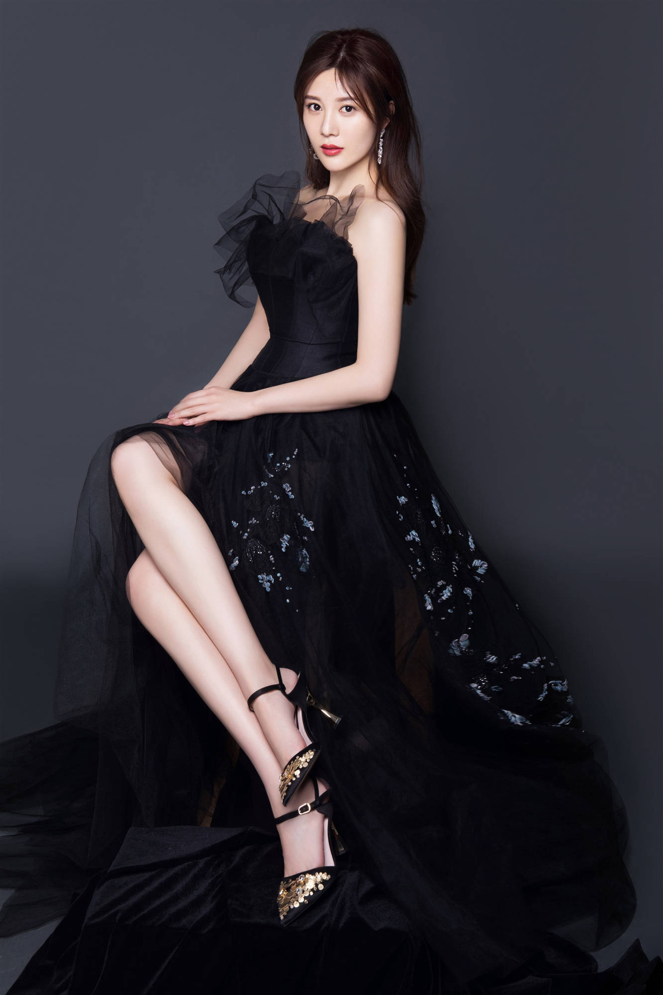 邬靖靖生日福利发放 黑裙优雅白到发光_可塑性_双腿_纱裙