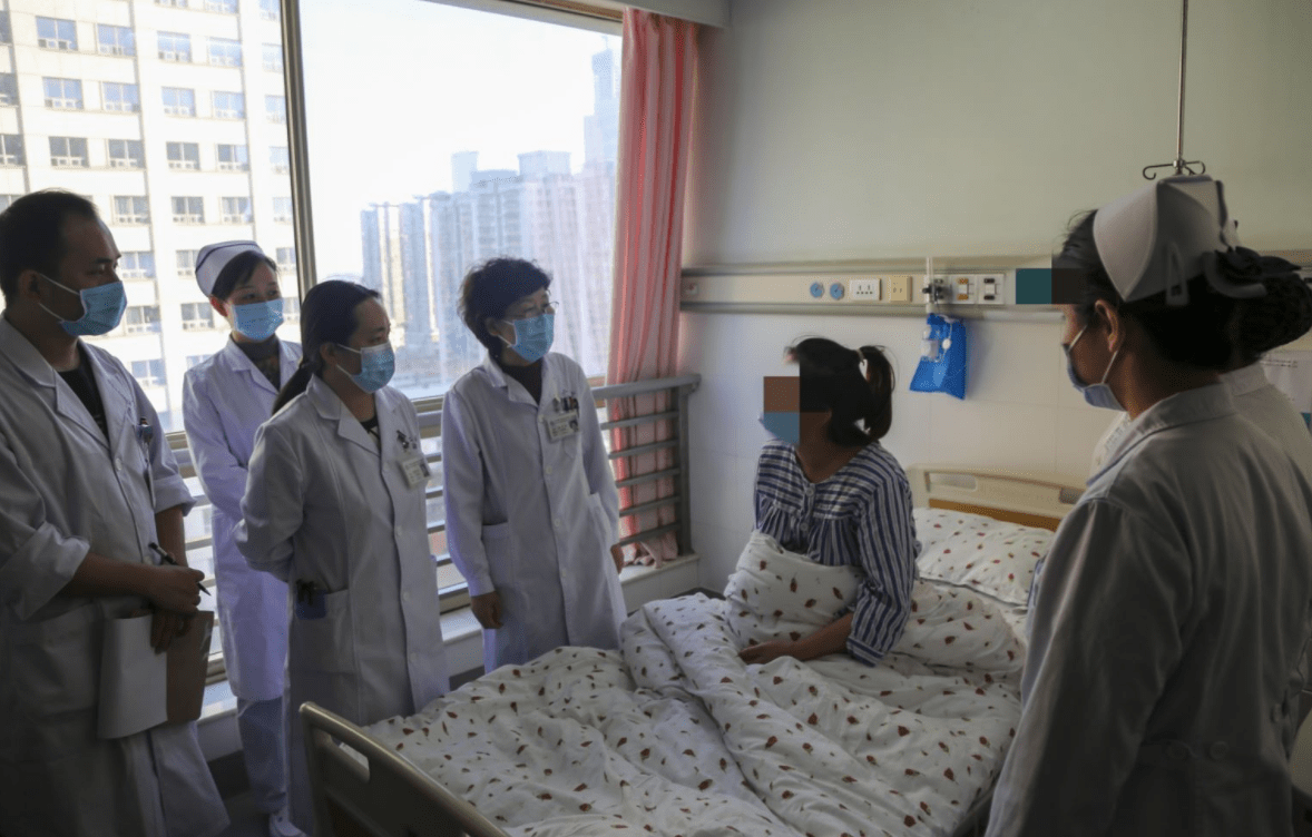 国内首例心肺联合移植患者在湘雅二医院诞下健康女婴