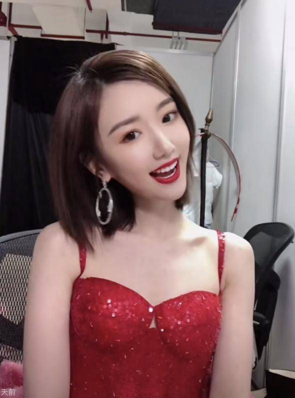 32岁毛晓彤身穿吊带礼服性感十足腋下褶子露出场面略显尴尬