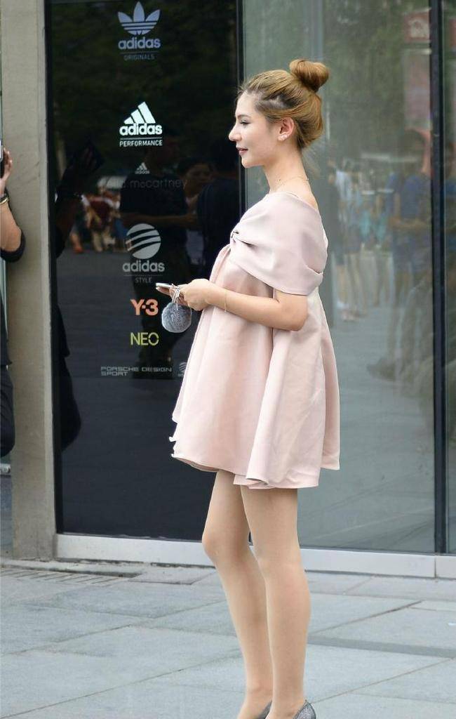 街拍:小姐姐穿连衣裙优雅高贵,再来条肉色丝袜就完美了_裙子_时尚_穿