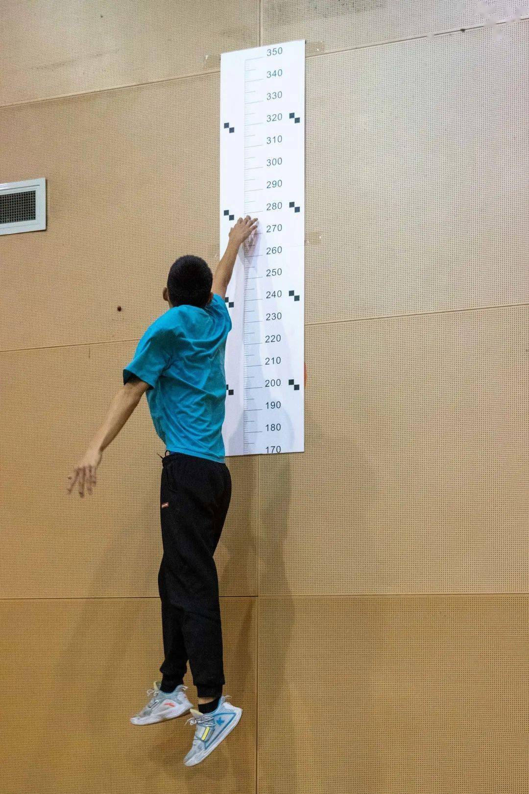 全能b套,包括30米冲刺,后抛实心球,一分钟跳绳,纵跳摸高,400米,立定