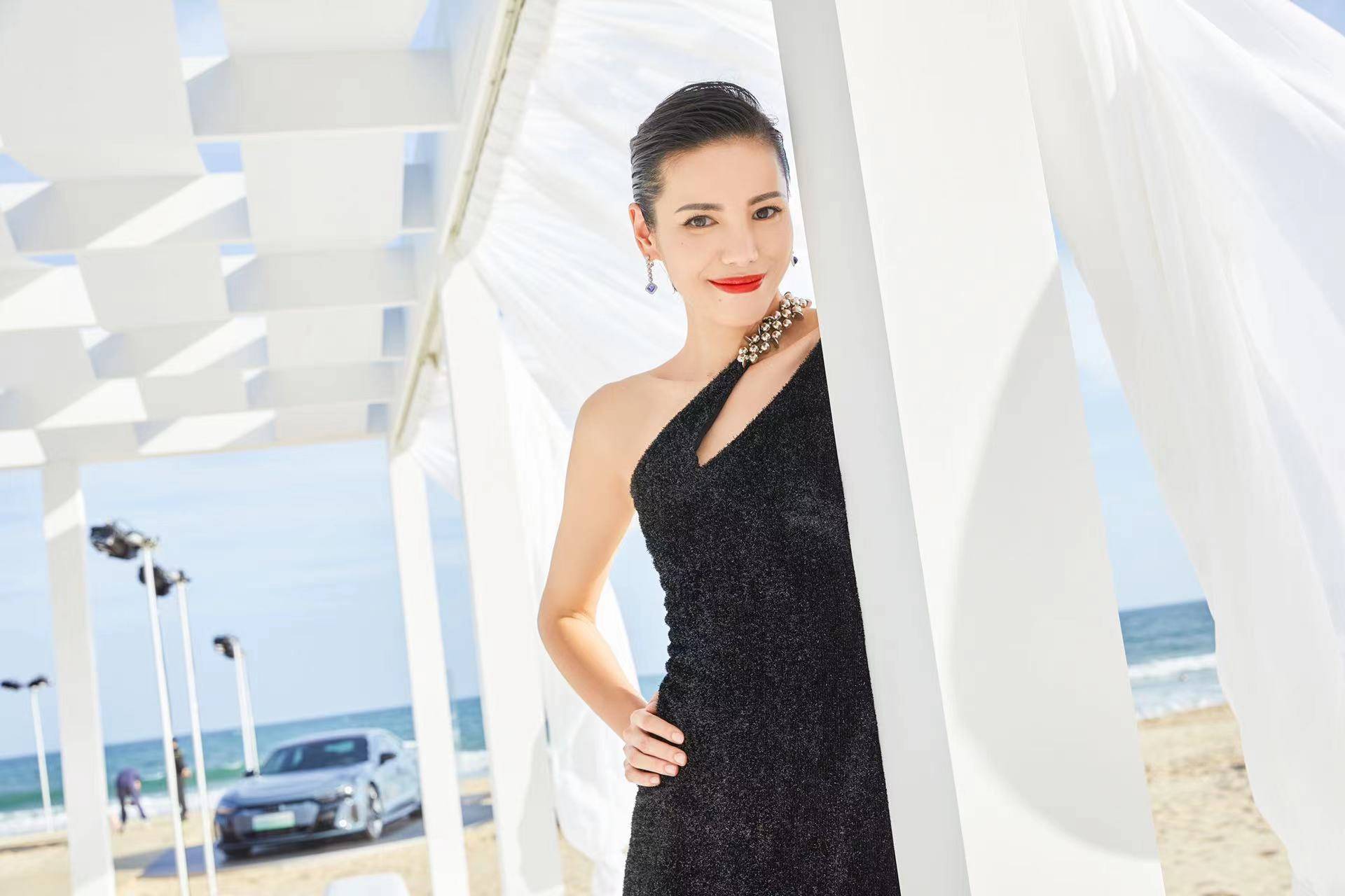 linda李静亮相gq盛典 星河闪钻斜肩高叉裙超会穿_时尚_钻裙_三亚