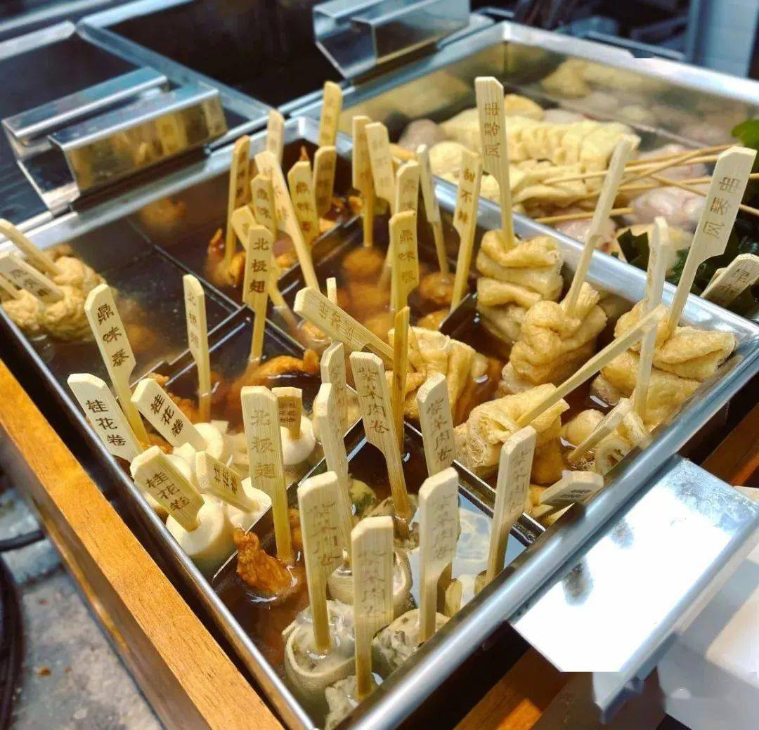 糯而不烂,入口即化;海苔鸡肉串是许多人口中的绝绝子,鸡肉被关东煮的