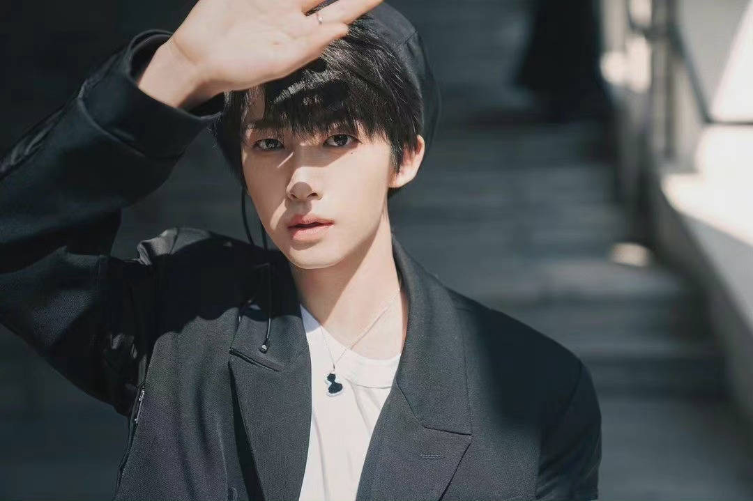 刘宇ins更新黑色贝雷帽77同色系西装经典时尚