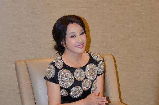 观众刘晓庆举办个人书法展，一副作品卖9999元，被嘲讽一文不值