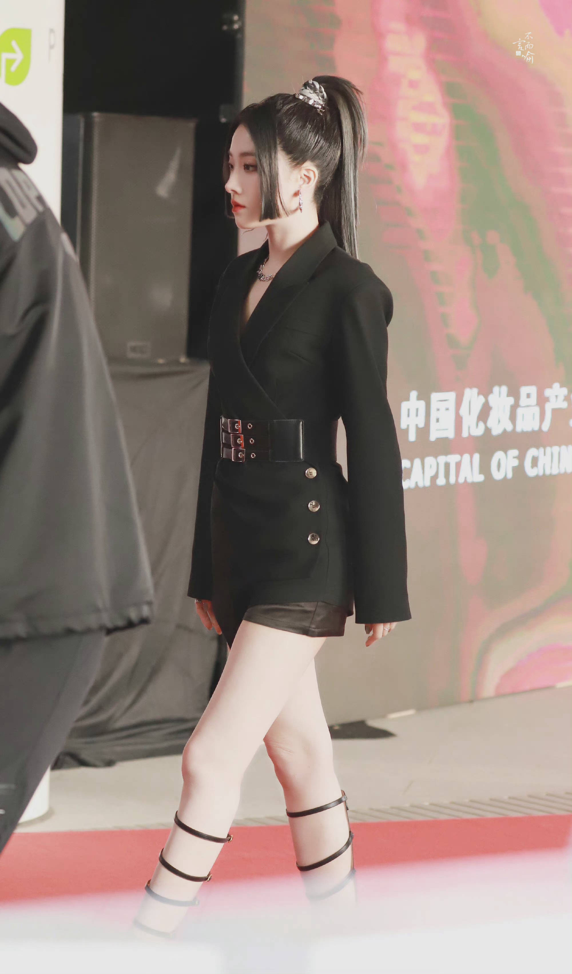 黑色西装短裙 公主切造型,这细长腿太美了[太开心]@the9-喻言