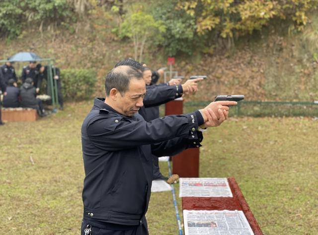 练兵不离警察"老本行",怀铁乘警扎实开展实弹射击大练兵考核_怀化