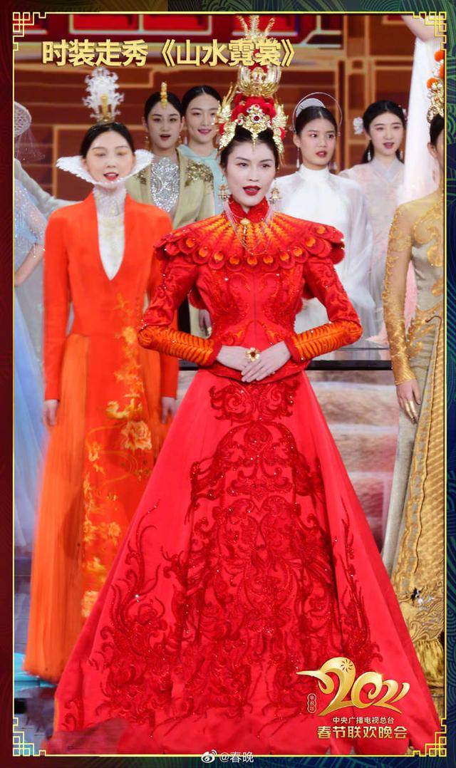 小时陪你看春晚温州籍模特何穗现身央视春晚走秀礼服重达80余斤