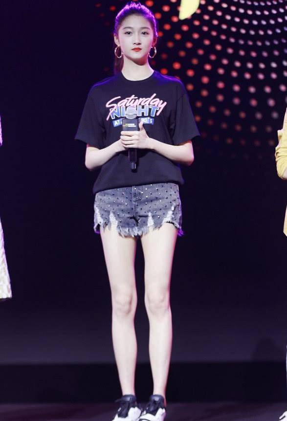 关晓彤穿超短热裤走活动,秀腿反被内搭抢镜,鹿晗也不管管_服装_白色