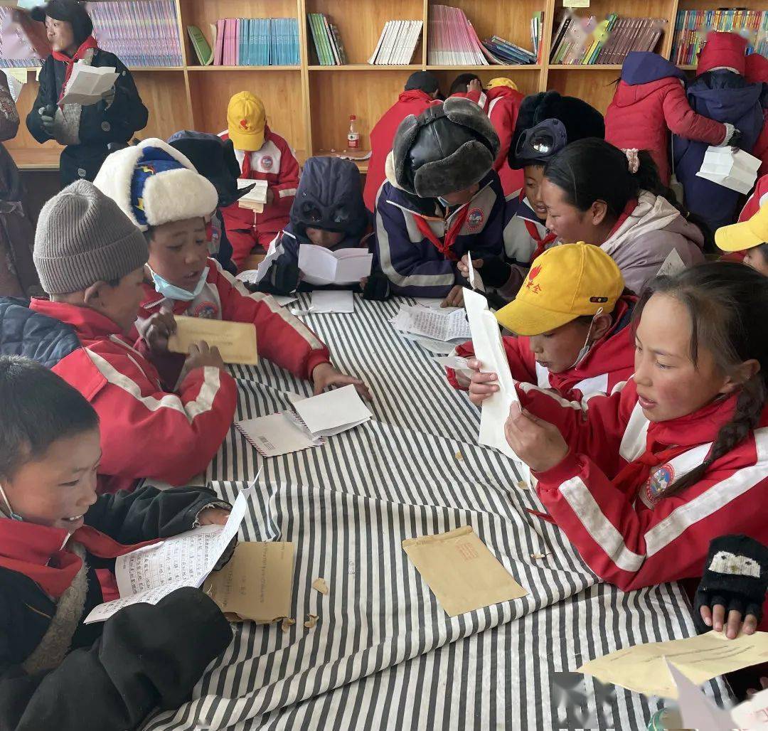 温暖的事阳光明媚西藏那曲市尼玛县中仓乡完全小学的队员们在收到信的