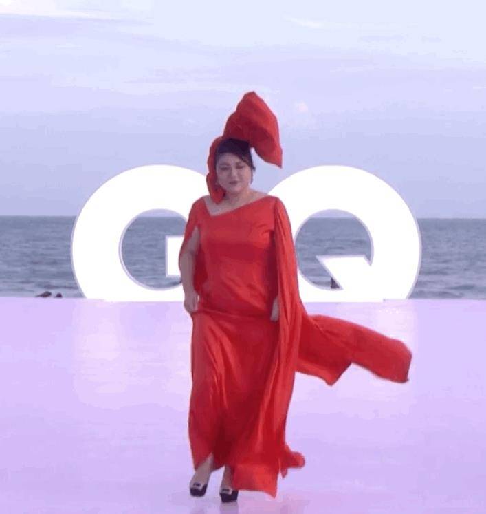 艳压全场杨天真一袭红裙亮相gq红毯蝴蝶结头饰却给风吹飞了