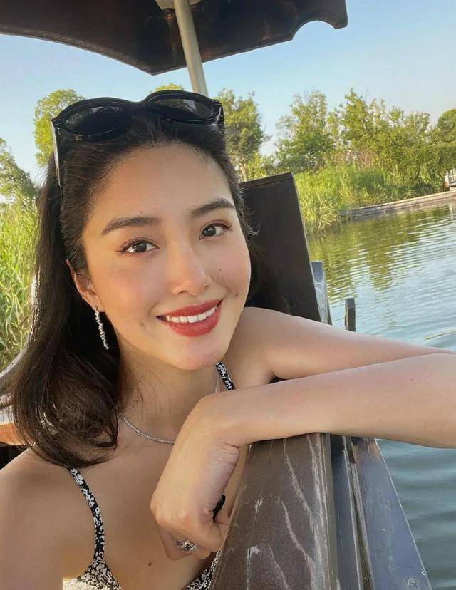 杨采钰海边度假照