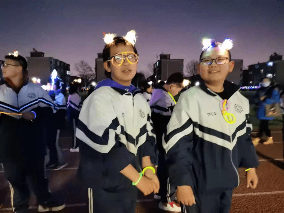 太原市外国语学校开城校区举行荧光夜跑活动