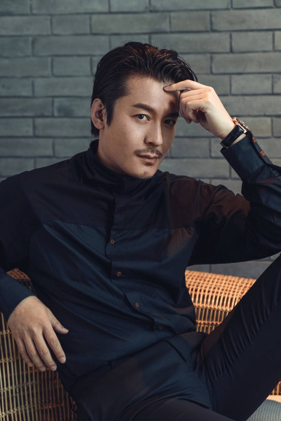 王东西装look现身秀场 儒雅硬朗气场全开_电视剧_杜松_高领