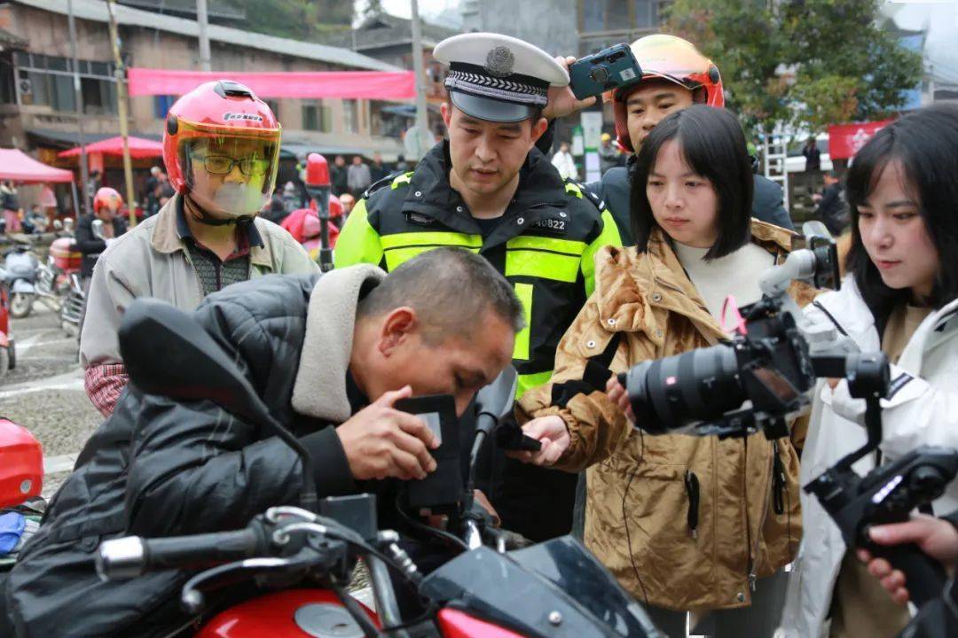 喝酒吹一口氣摩托車就發動不了這個摩托車防酒駕控制系統有點厲害