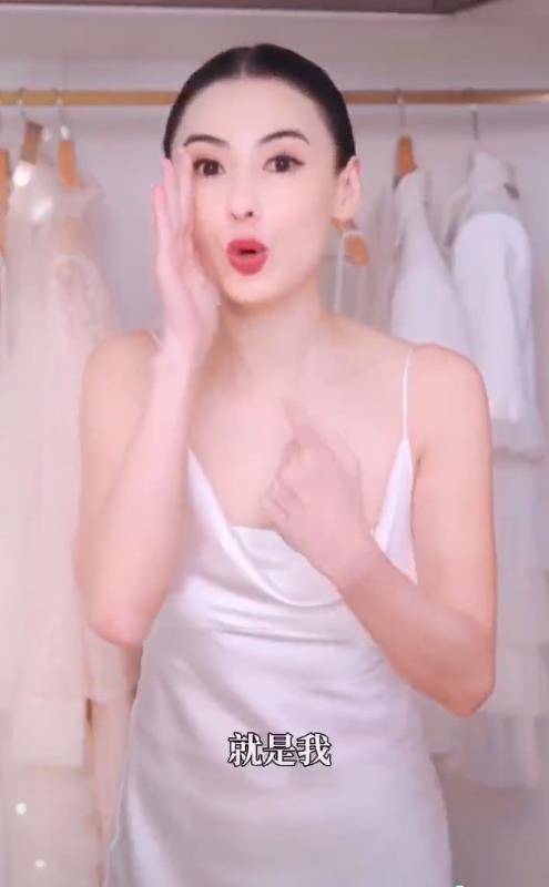 张柏芝穿低胸吊带睡衣打广告全身雪白水嫩似少女直言挑内衣心得