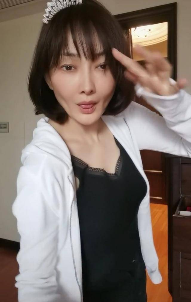 演员牛莉晒自拍两颊凹陷神情憔悴上了年纪的女明星太瘦会显老