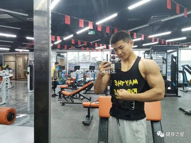 筋肉小钢炮晒健身照,拉丝线条劲爆腹肌,这也太撩人了_身材_任谁_一身