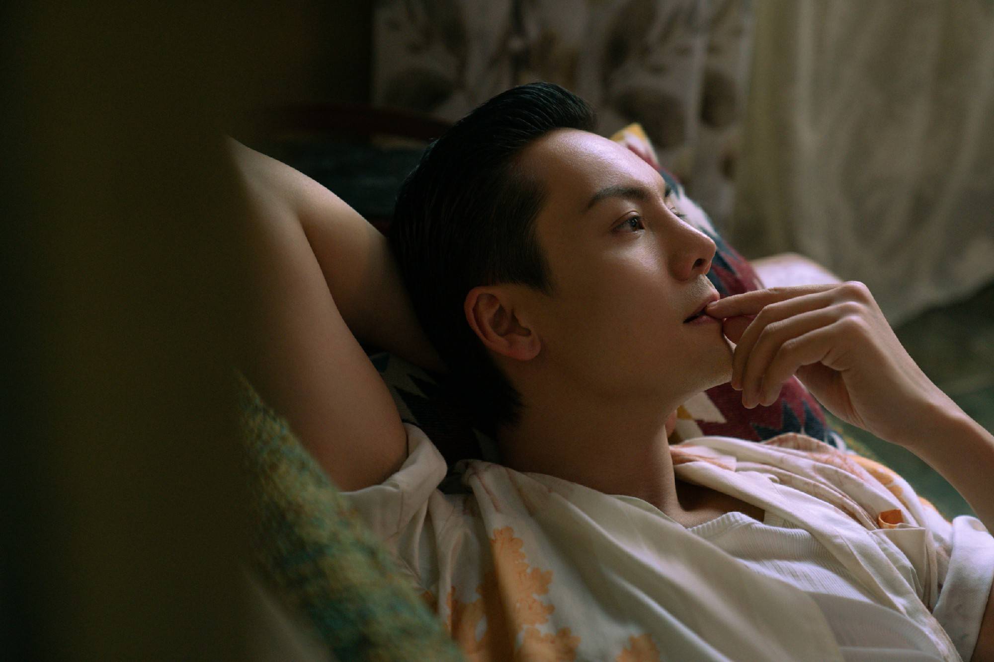 陈伟霆粤语新歌《护航》即将上线 港风氛围感拉满