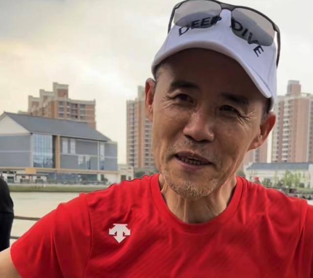 71岁王石现状曝光颈部皱纹横生老态明显与娇妻感情仍稳定