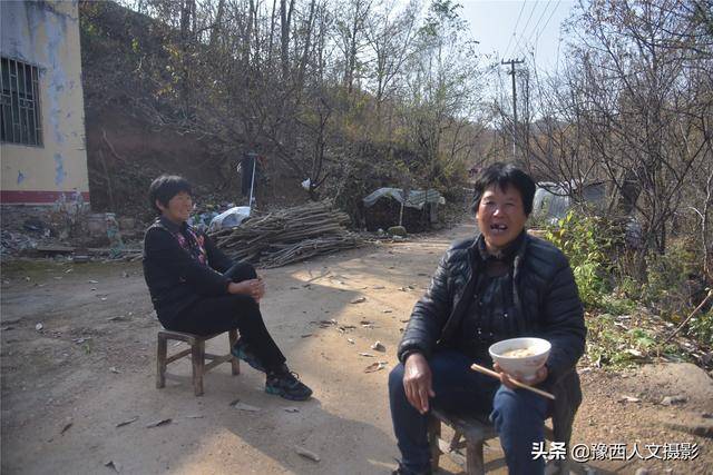 山村大妈爱端碗饭串门天冷生堆火能围一村人这场景别处看不到