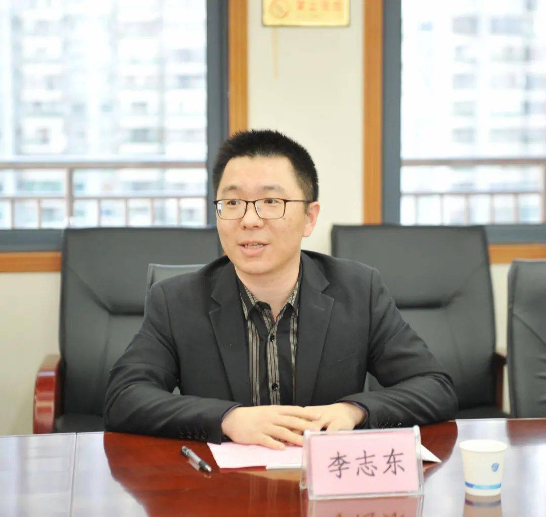 李志东副校长致辞,他对退休教师积极参加活动,助力新教师成长表示感谢