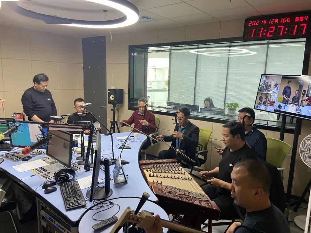 青海平弦国家级代表性传承人刘钧带领徒弟们献唱《了不起的非遗》