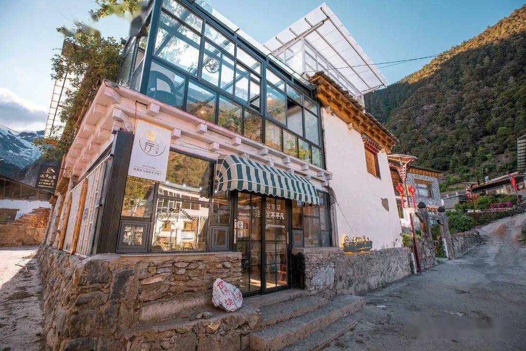 ▼上雨崩村村长阿那主的房屋目前租给外地人开客栈(图源@张静)除了