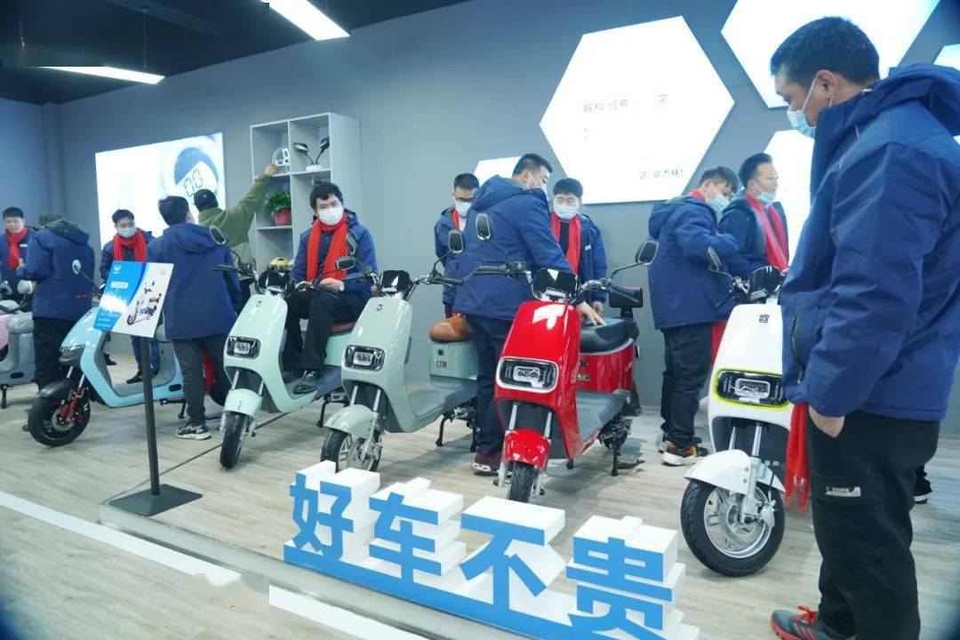 作为装修现代化的展厅,整体以科技感较强的蓝色为基调,配合杰林电动车