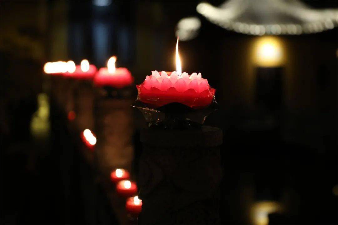 愿您的智慧之火,点亮佛前明灯,积累成佛资粮;愿您常念"南无阿弥陀佛"