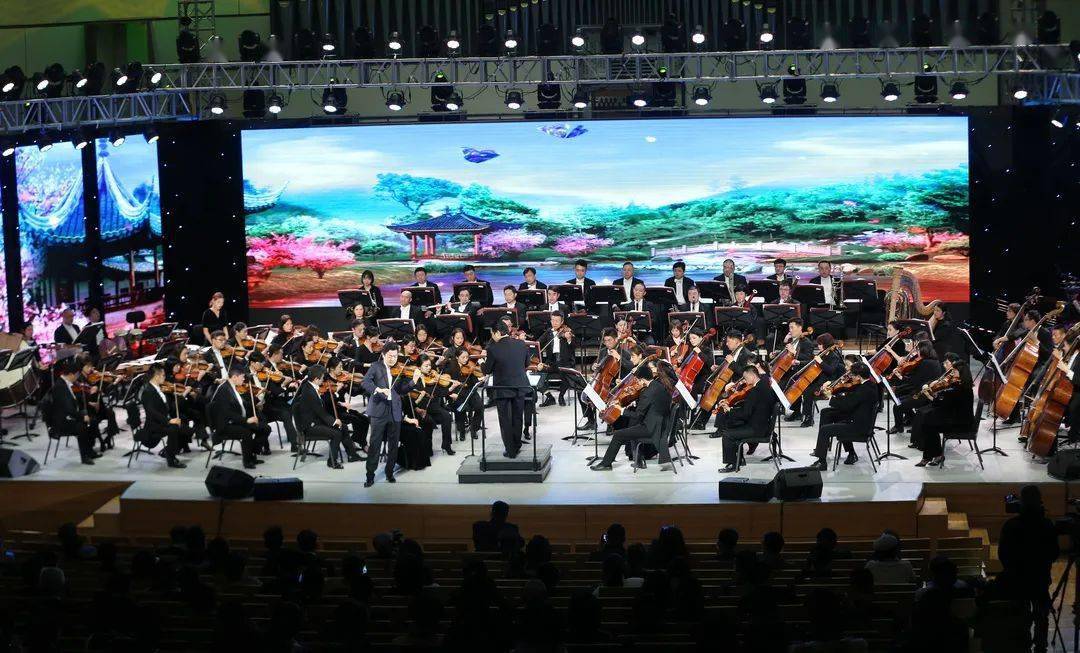 青岛交响乐团演奏了中韩两国经典曲目《金蛇狂舞》《茉莉花》《阿里郎