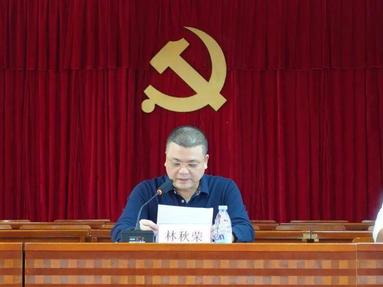 会上,谷饶镇镇长陈鹏详细的解读了《谷饶镇今冬明春森林防灭火工作