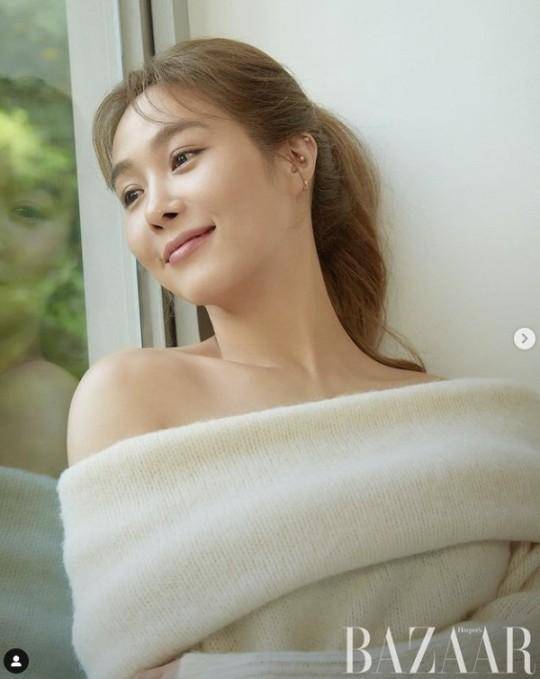 韩国女歌手玉珠贤拍杂志写真秀完美比例身材_nara_kim_最新一期