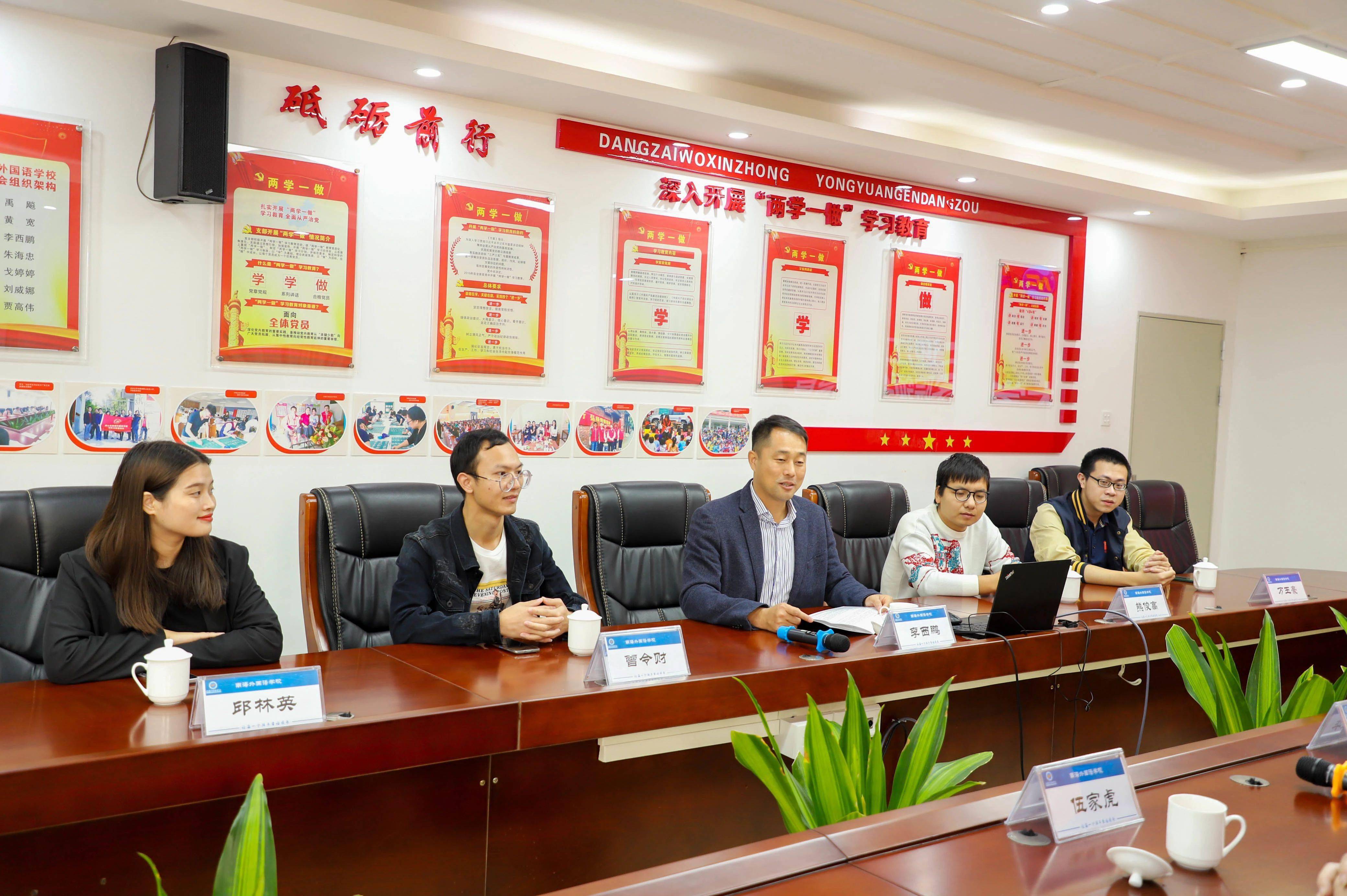 观看初中部课间操训练以及校园风景,黄敬华副院长对我校学习氛围和