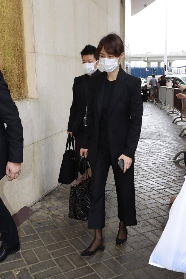 赌王出殡窦骁挽手何超莲终于不走身后奚梦瑶穿西装比老公霸气