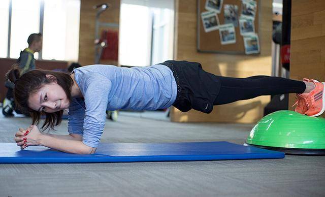 有种健身叫江疏影练瑜伽身姿优美动作标准让人看了好心动