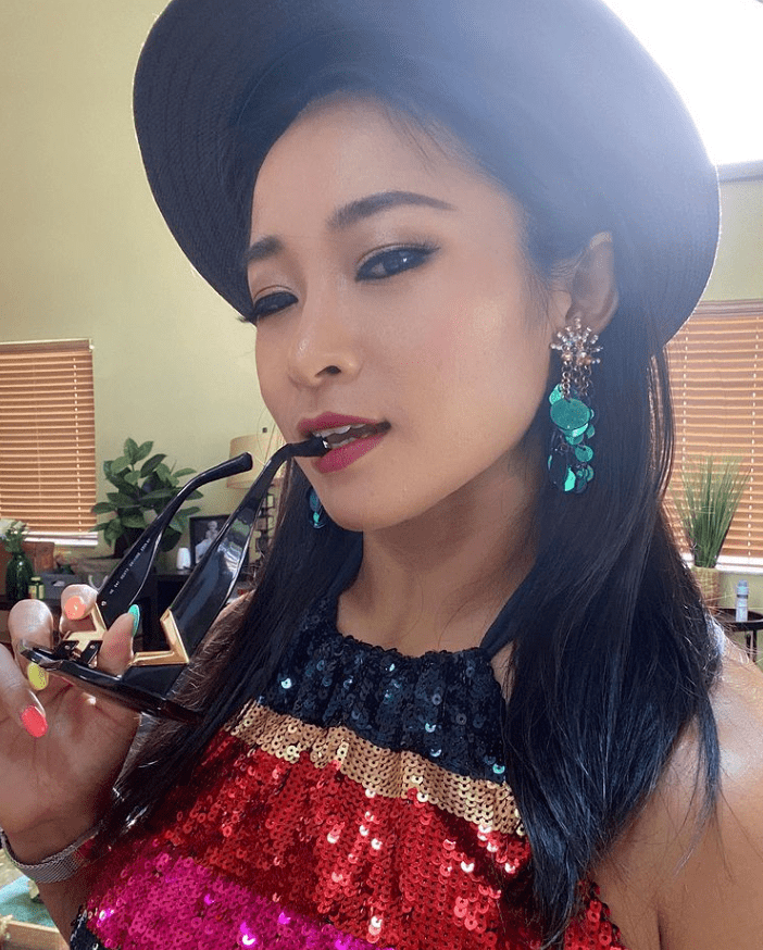 值得一提的是,李霞在加入wwe之前,曾在许多武术和健美比赛中获得过