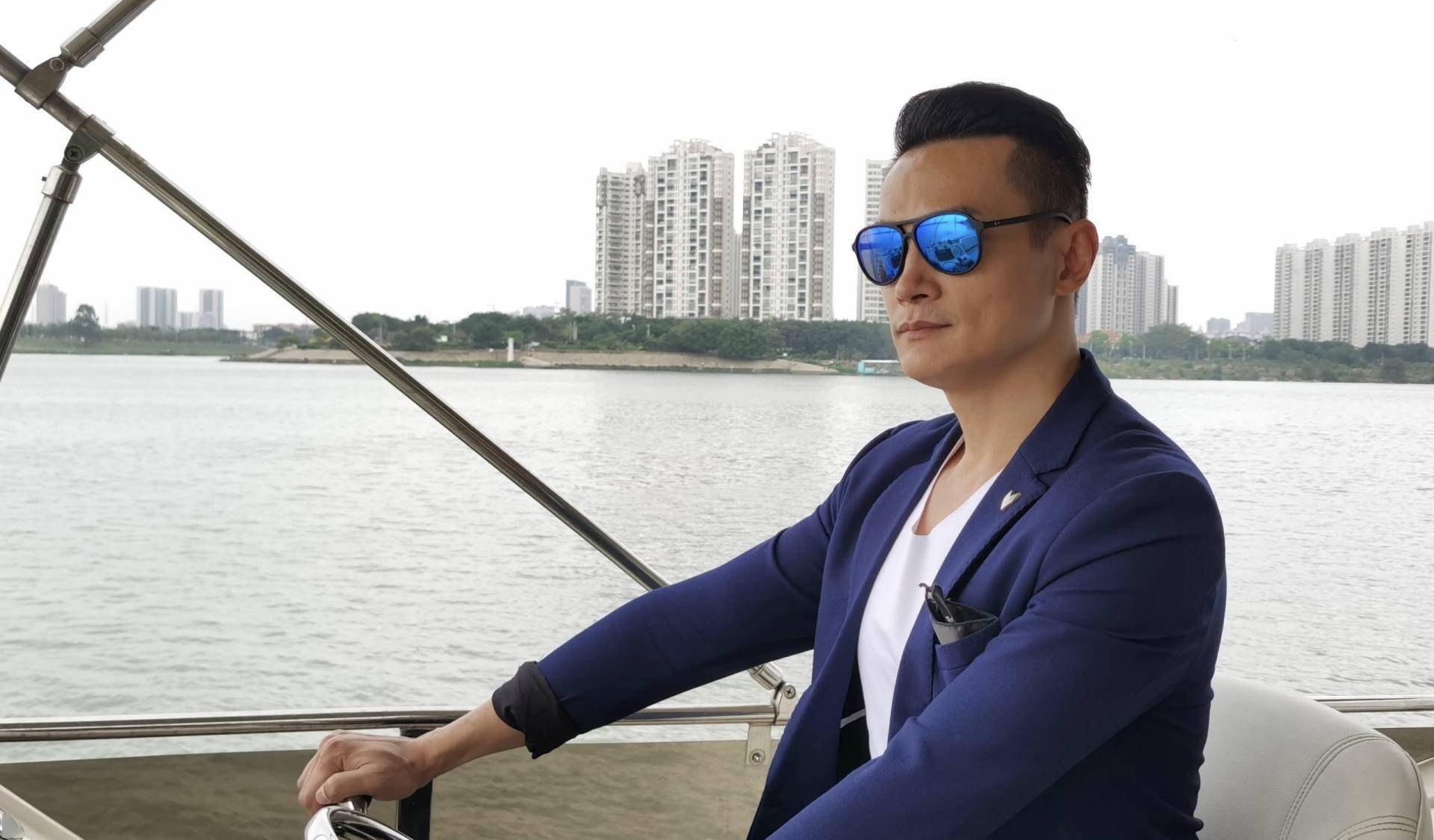 tvb著名绿叶放弃外国国籍,做网红直播带货,获多位爱国艺人支持_何俊