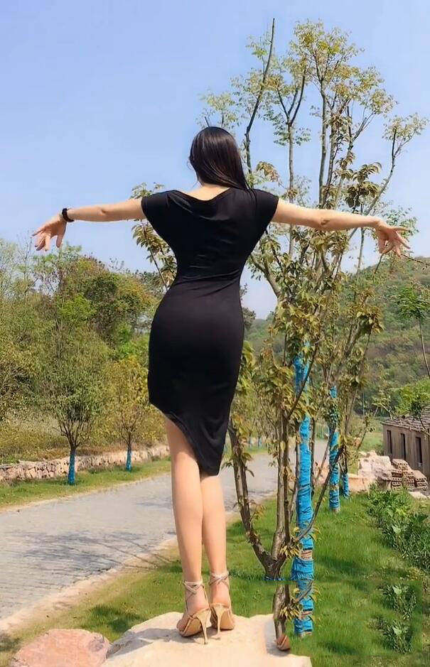 这位美女穿了一身黑色的连衣裙,裙身设计很紧凑,穿出了女人的曼妙身肢