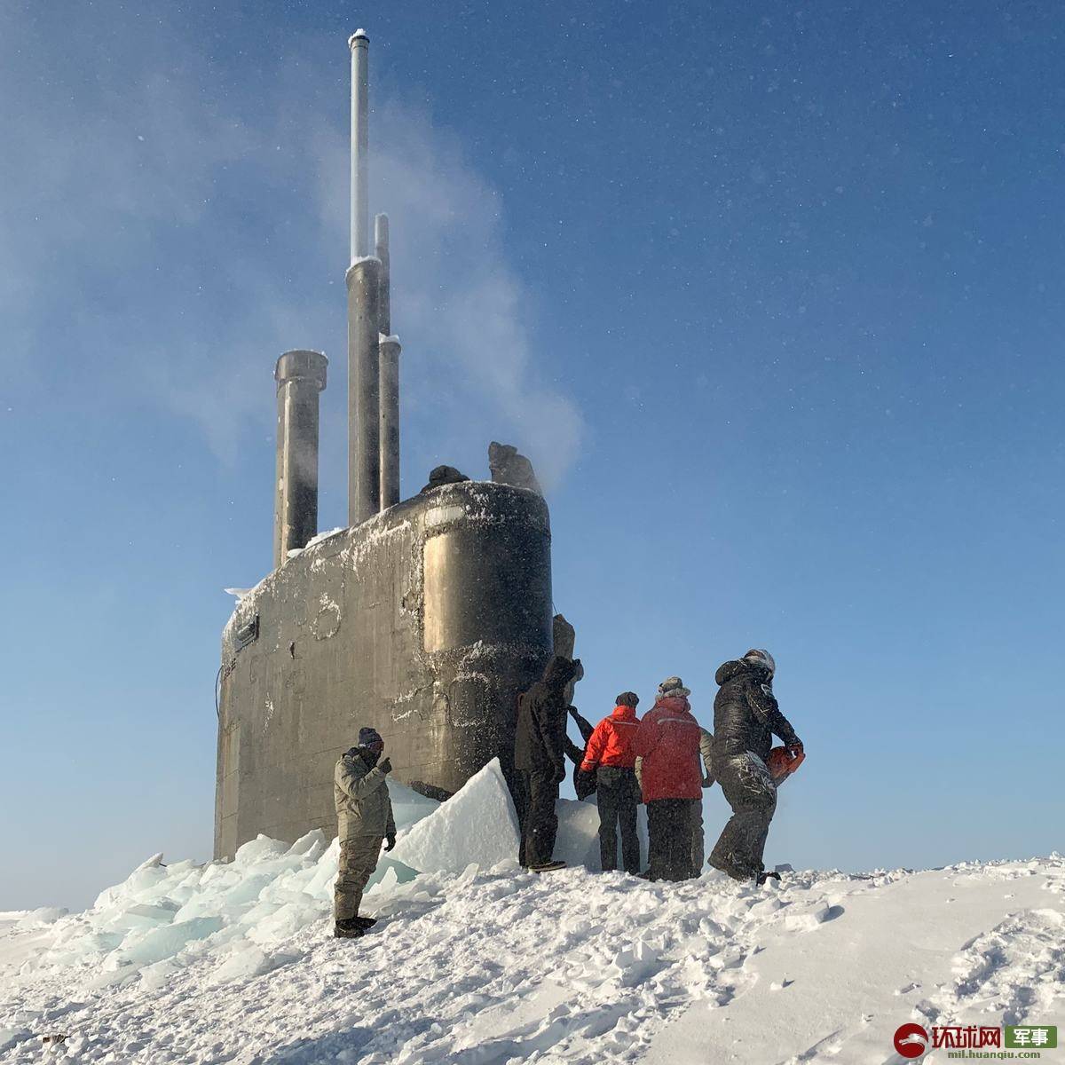 美国在北极秀肌肉 核潜艇顶破北极冰层浮出冰面_演习_托莱多_极地