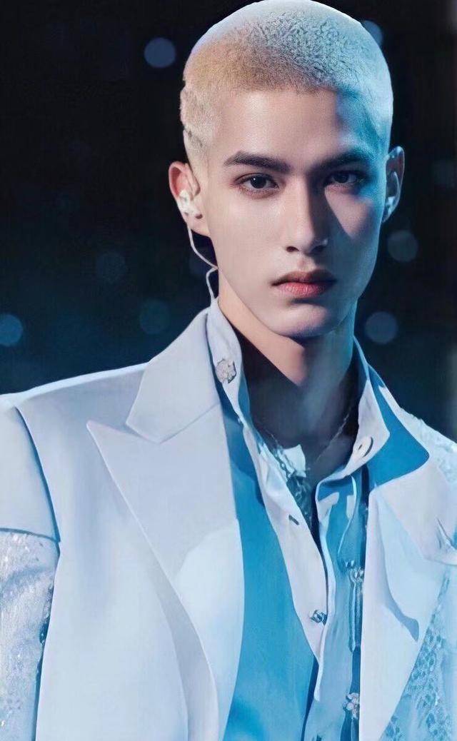 《创4》米卡旧照:对镜子做鬼脸显油腻,和马庆怜合照更是没眼看_网友