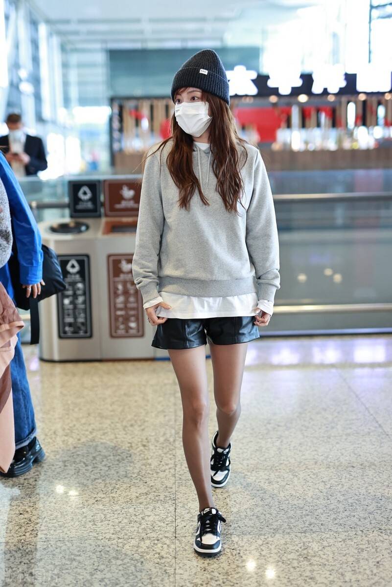 张嘉倪穿灰色连帽卫衣搭配皮短裤,脚踩运动鞋休闲随性_卫衣_皮短裤_张