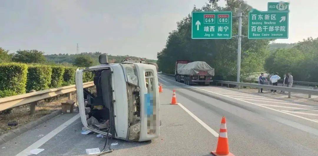 靖西化峒发生一起车祸,小车和大客车翻下路坎…