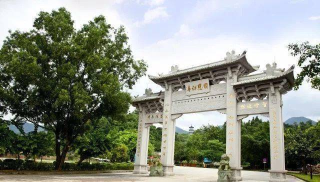 禪宗六祖故里新興縣國恩寺,因座落在龍山之上,故又名龍山寺,是全國