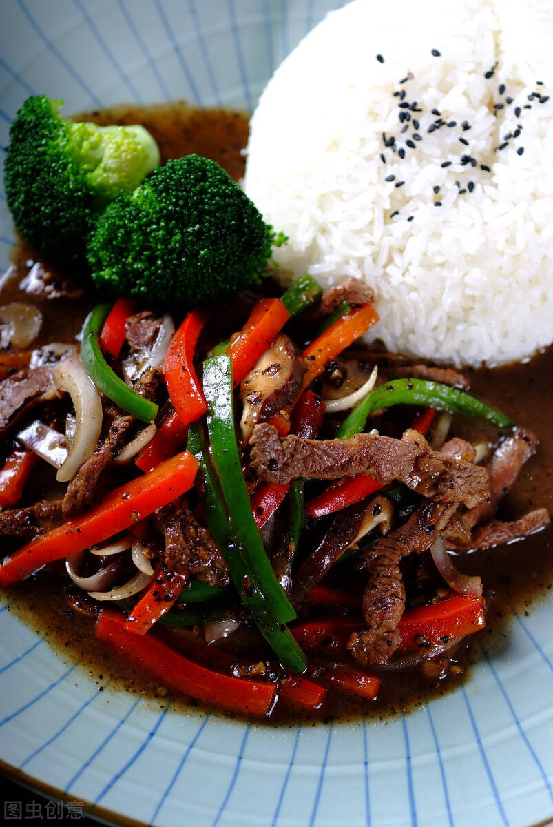 黑椒牛柳盖浇饭
