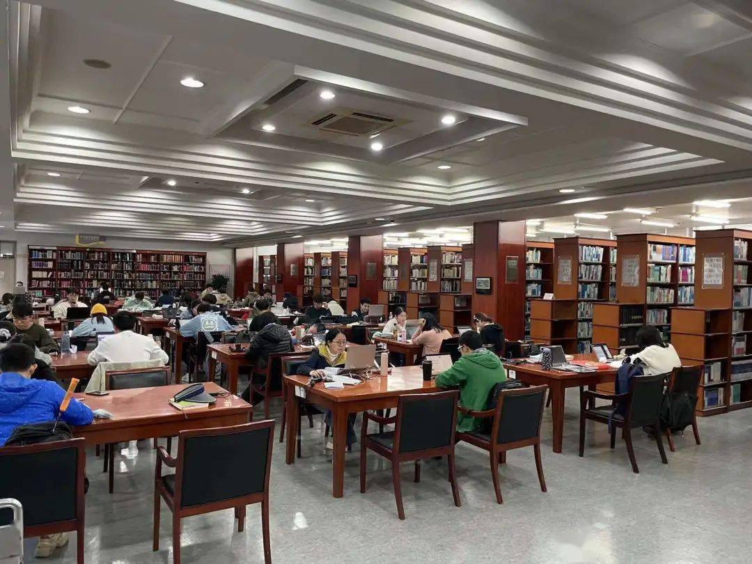 上海交通大学医学院晚上十点,位于复旦大学医科图书馆的24小时自修室